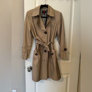 Gallery Tan S button down trench raincoat